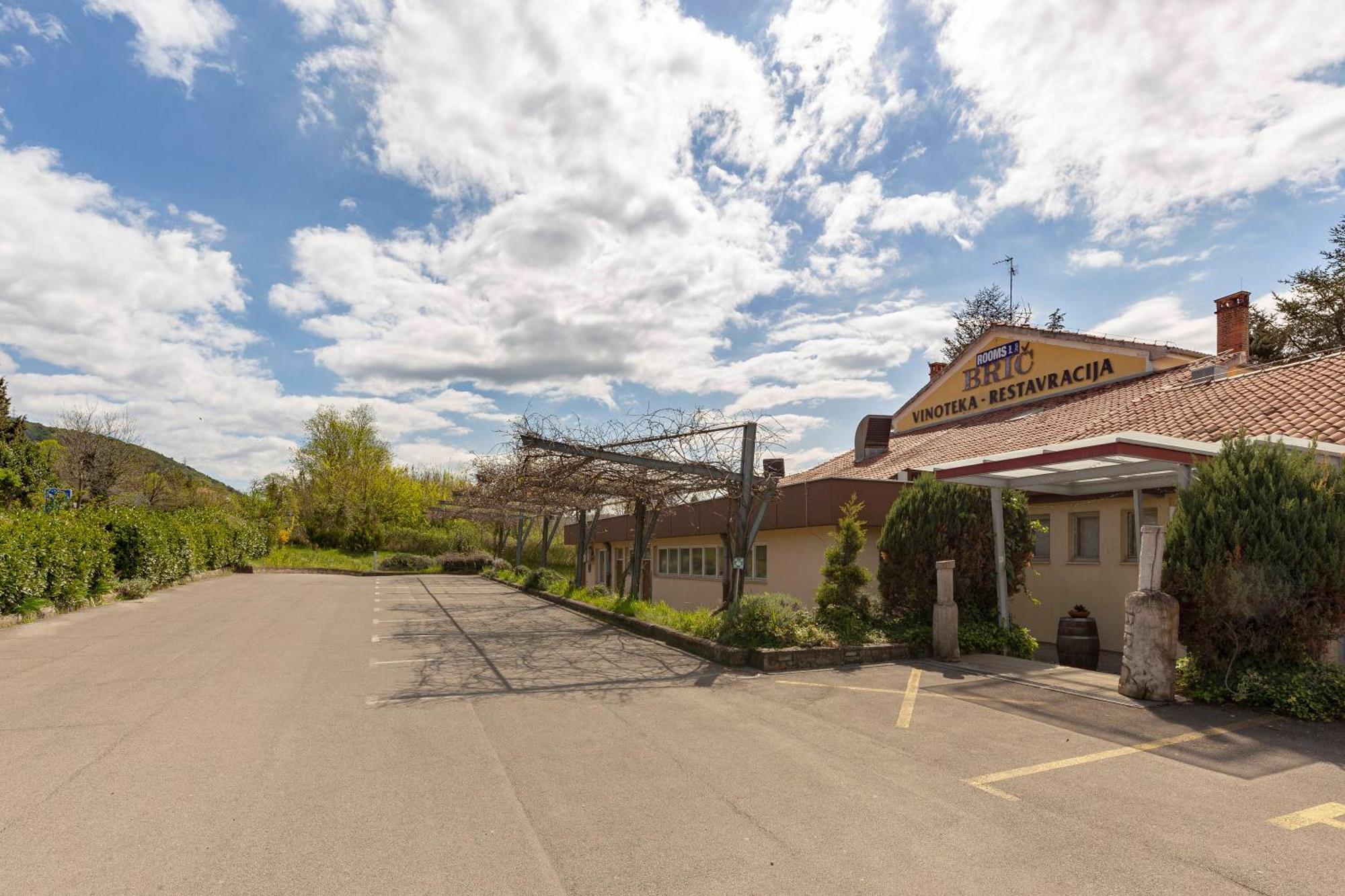 Restaurant Bric Dekani Kültér fotó