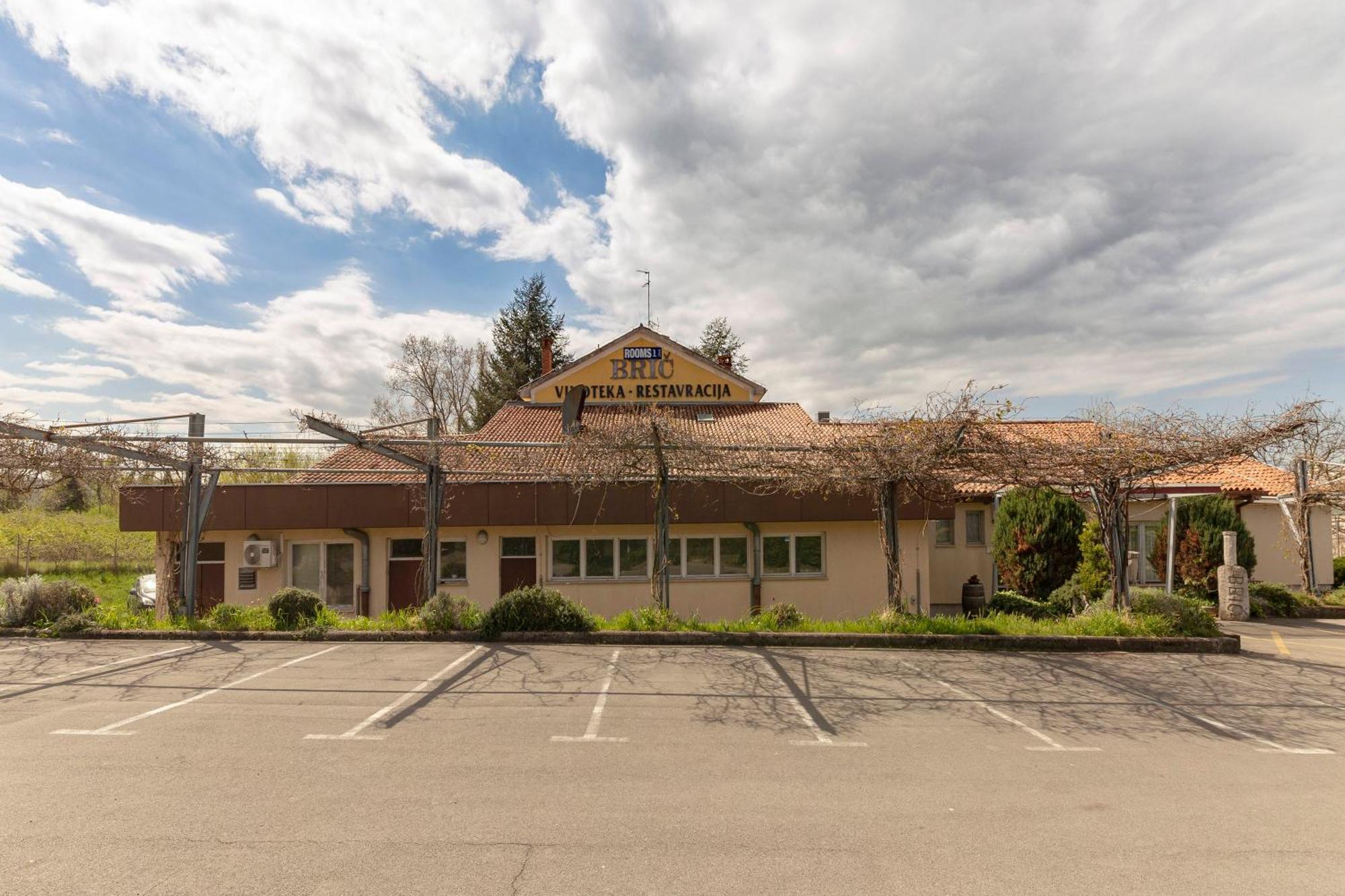 Restaurant Bric Dekani Kültér fotó