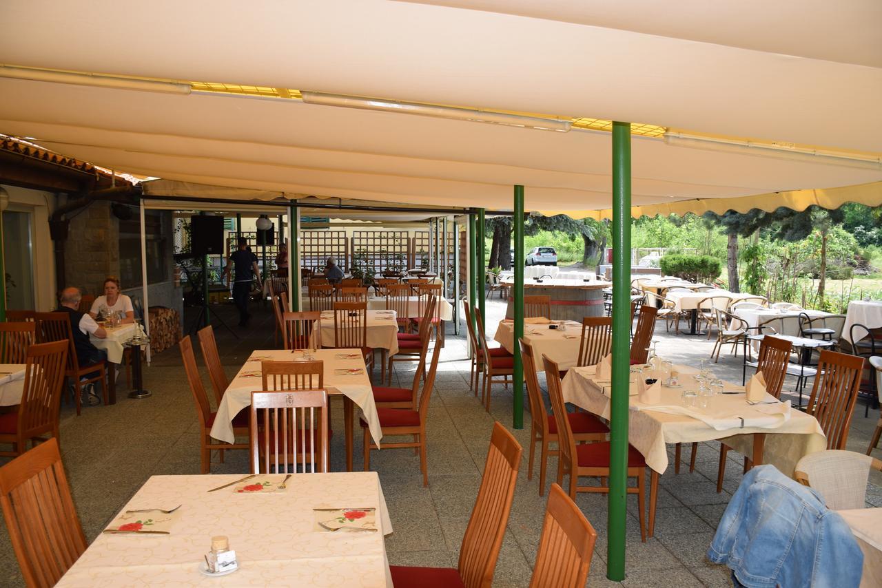 Restaurant Bric Dekani Kültér fotó