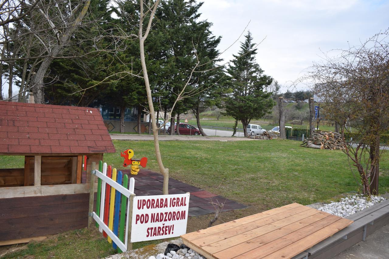 Restaurant Bric Dekani Kültér fotó