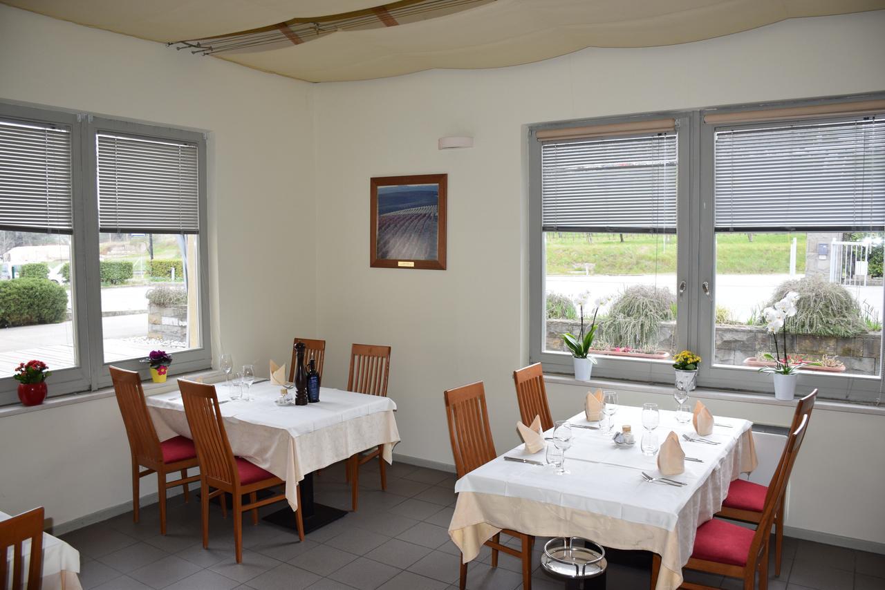 Restaurant Bric Dekani Kültér fotó