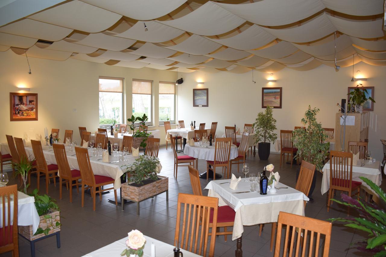 Restaurant Bric Dekani Kültér fotó