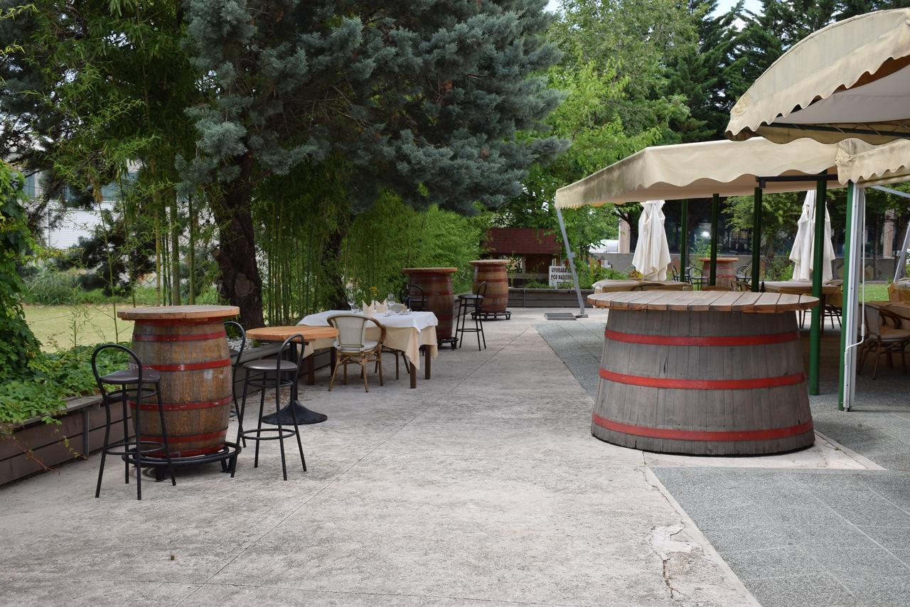 Restaurant Bric Dekani Kültér fotó
